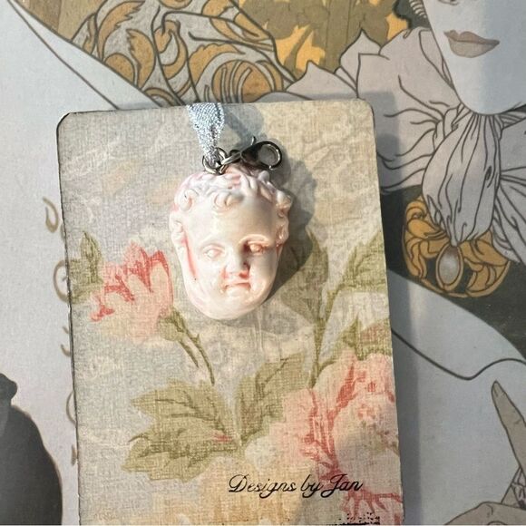 Elegant White Pendant Necklace - Picture 2 of 3